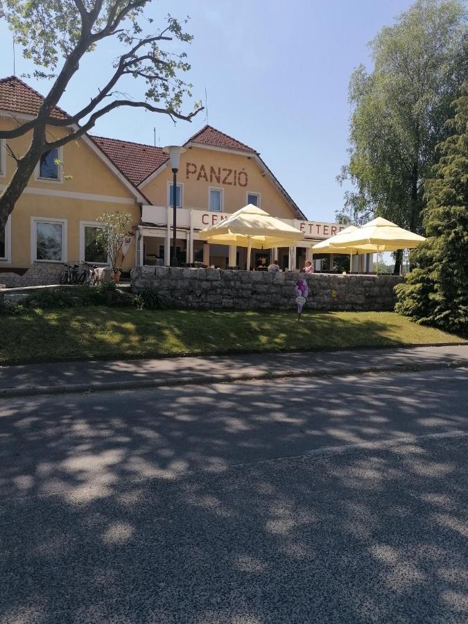 Отель Centrum Etterem Es Panzio Эрисентпетер Экстерьер фото